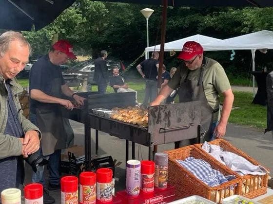 Vrijwilligers bakken aan de barbecue op een van onze evenementen.